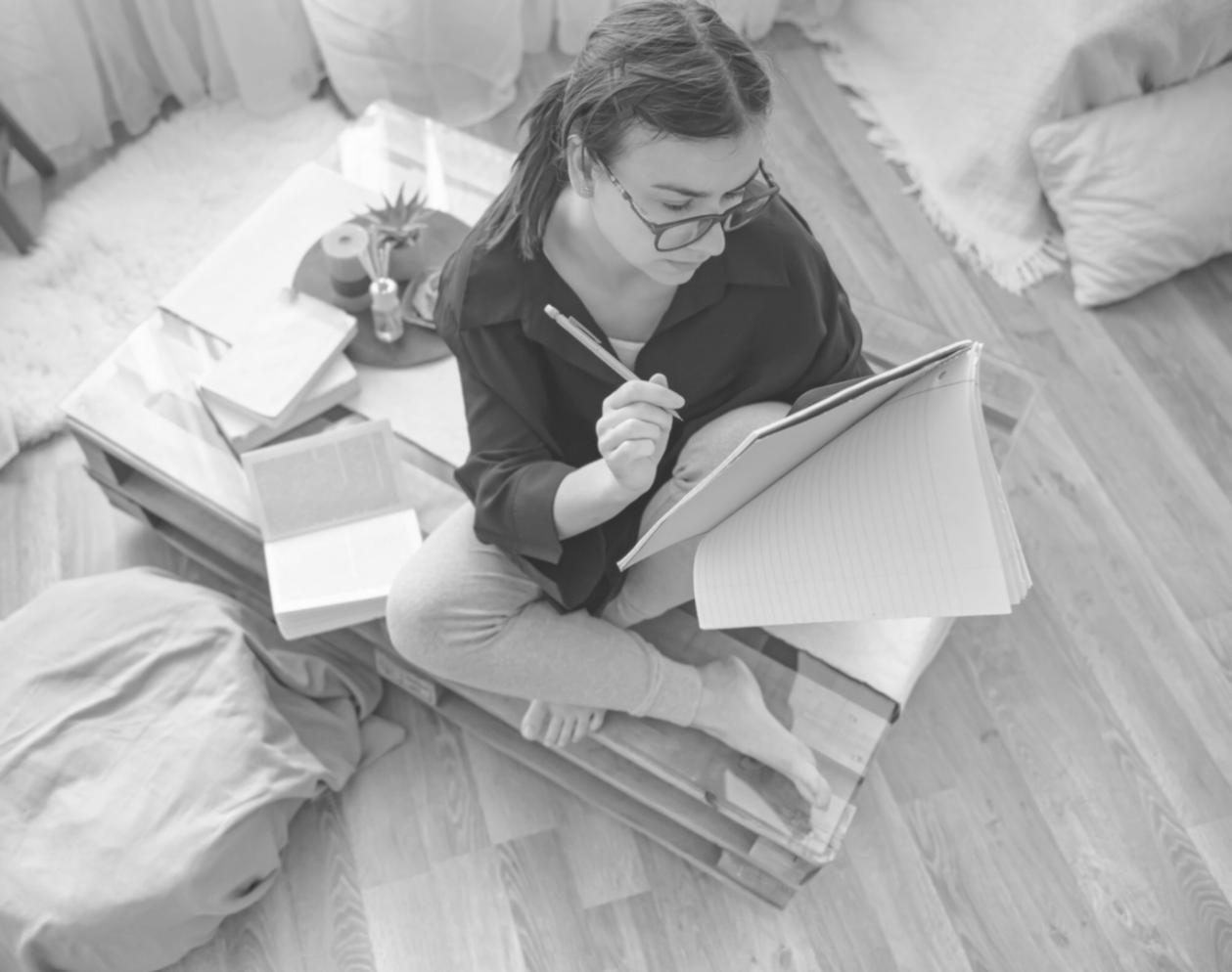 Equipo de cyralivone analizando tendencias presupuestarias