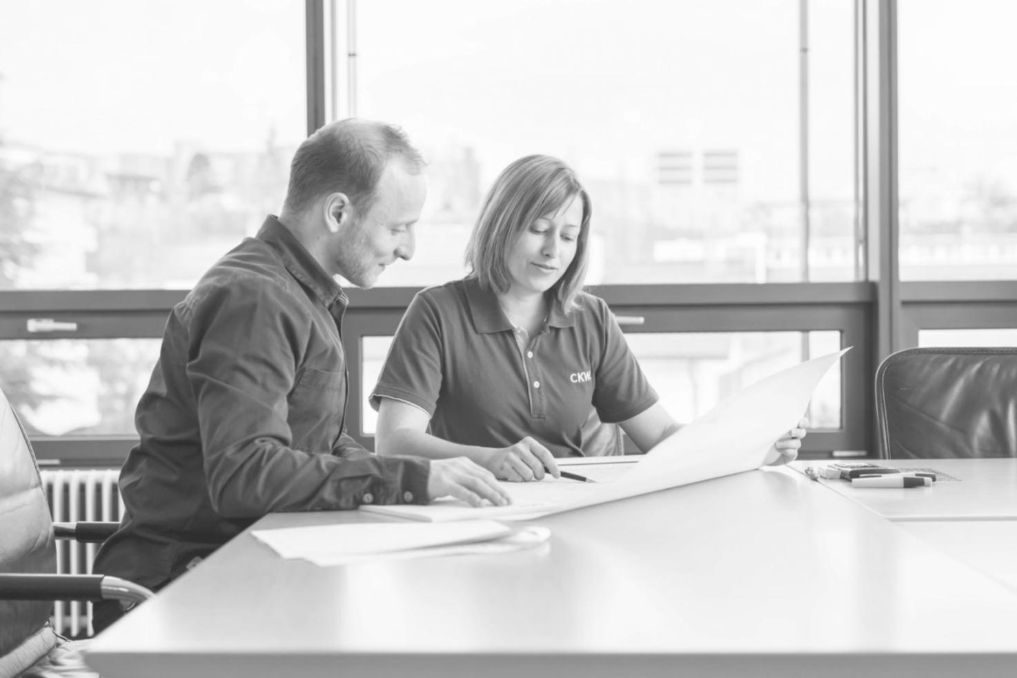 Sesión de trabajo con cliente revisando informes trimestrales